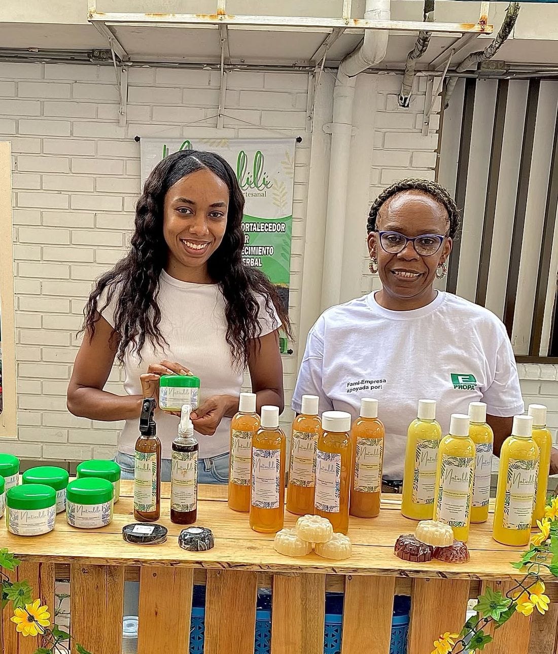 Liliana Ambuila y su hija María Alejandra López Ambuila en su puesto de feria de Naturlili
